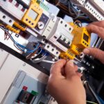 Wat doet een frequentieregelaar in een elektrische installatie